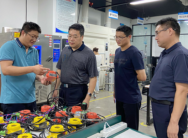 鄭州市政協(xié)黨組成員、副主席范建勛等領導一行蒞臨馳誠電氣調研指導