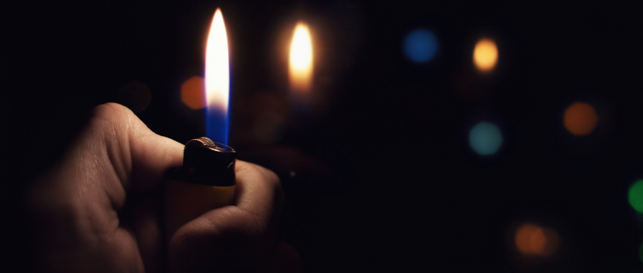攝圖網(wǎng)_300441423_wx_男手黑暗中點(diǎn)著一個打火機(jī)（企業(yè)商用）.jpg