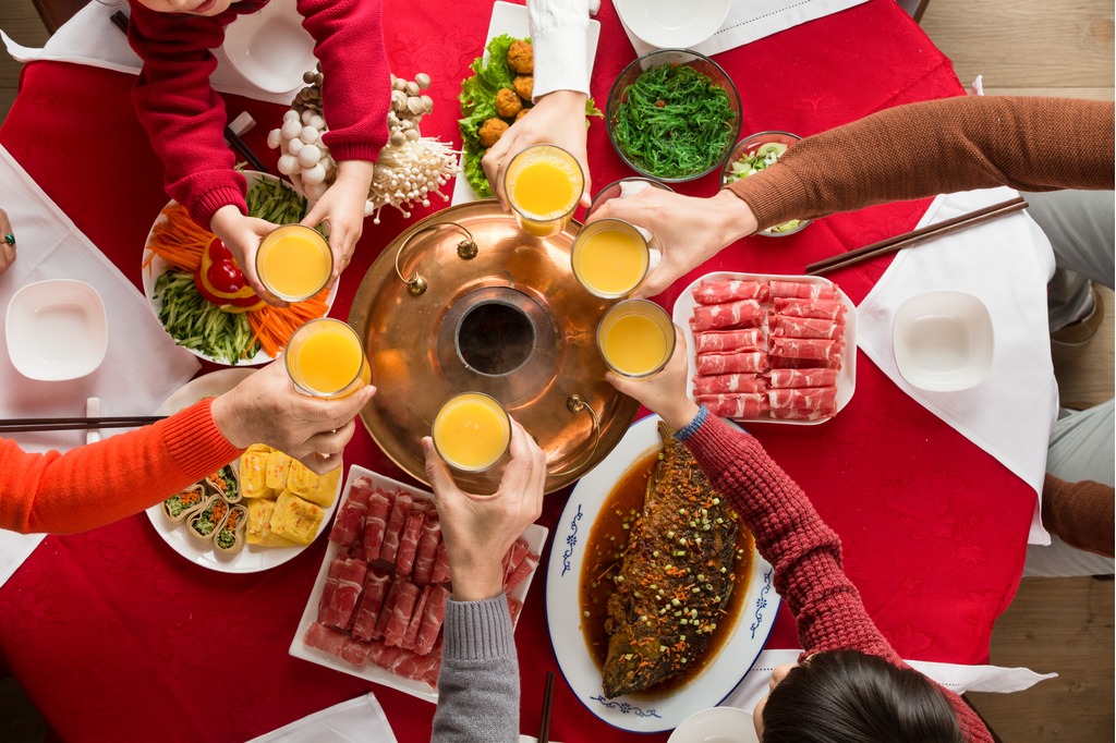 幸福家庭過年吃團(tuán)圓飯1739325917411.jpg